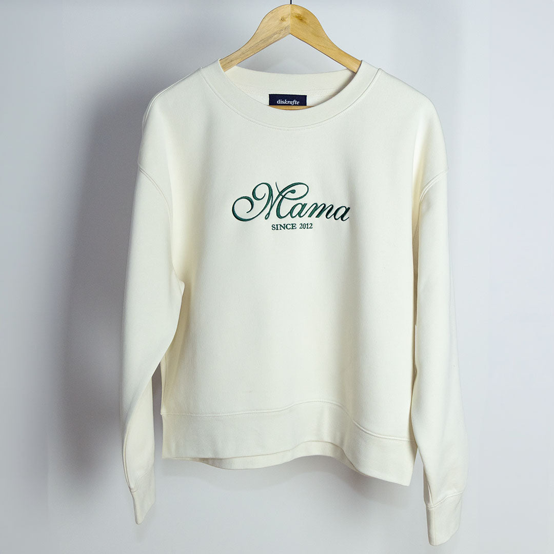 Relax Sweatshirt in Ecru embroidered with Mama in cursive design